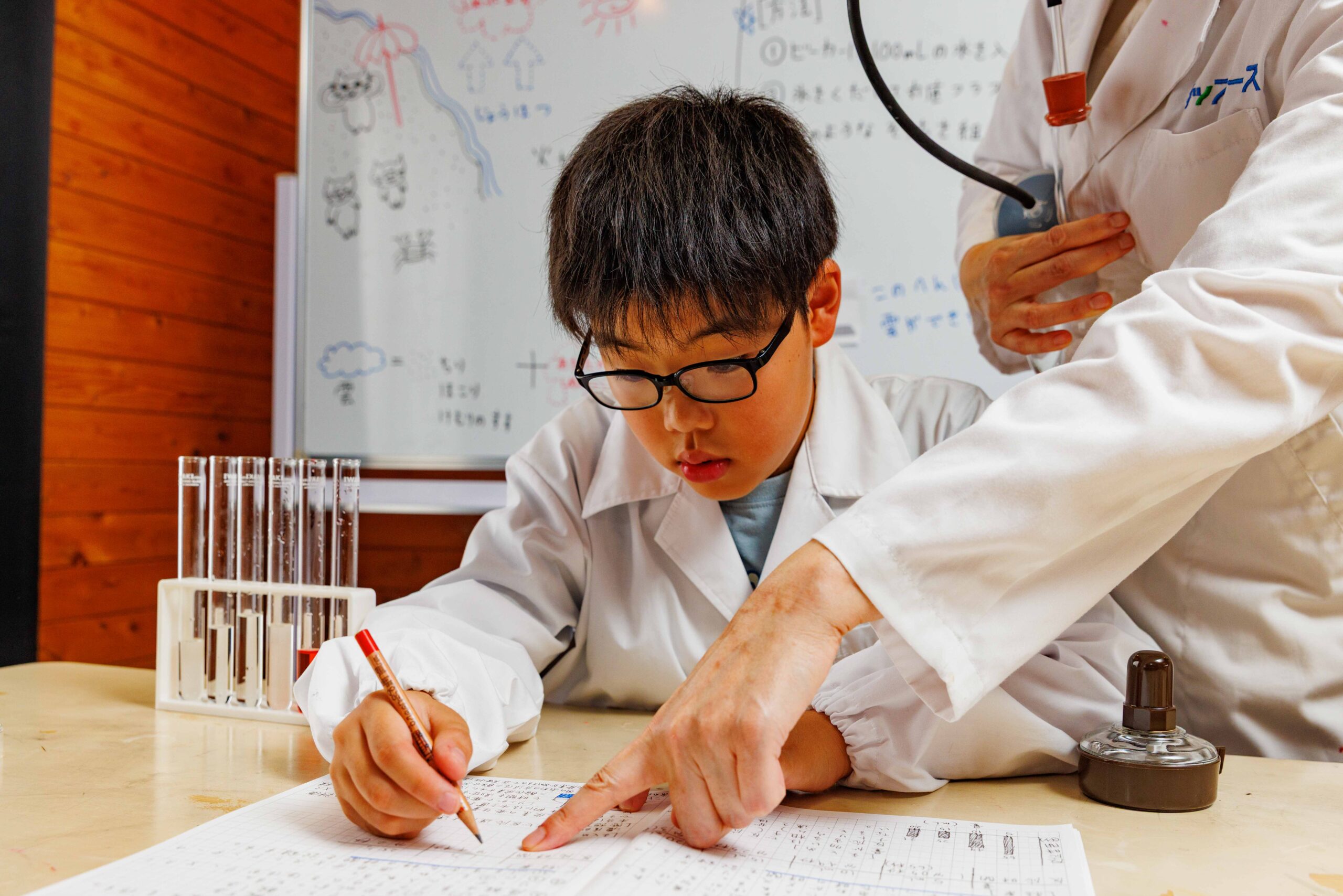 結果をまとめている様子