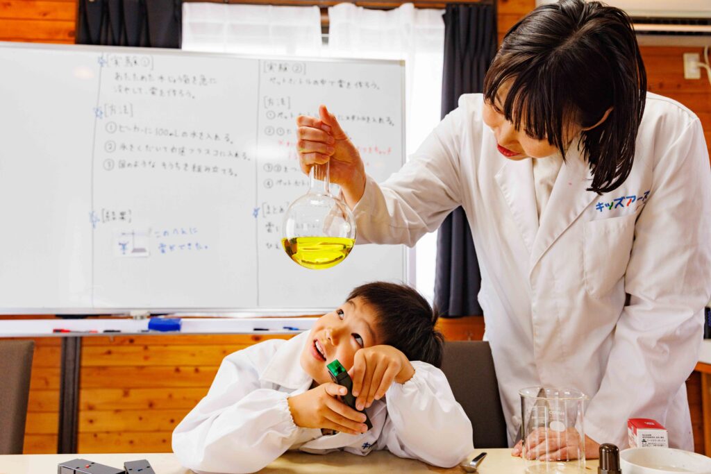 実験教室の様子(色と光の実験)
