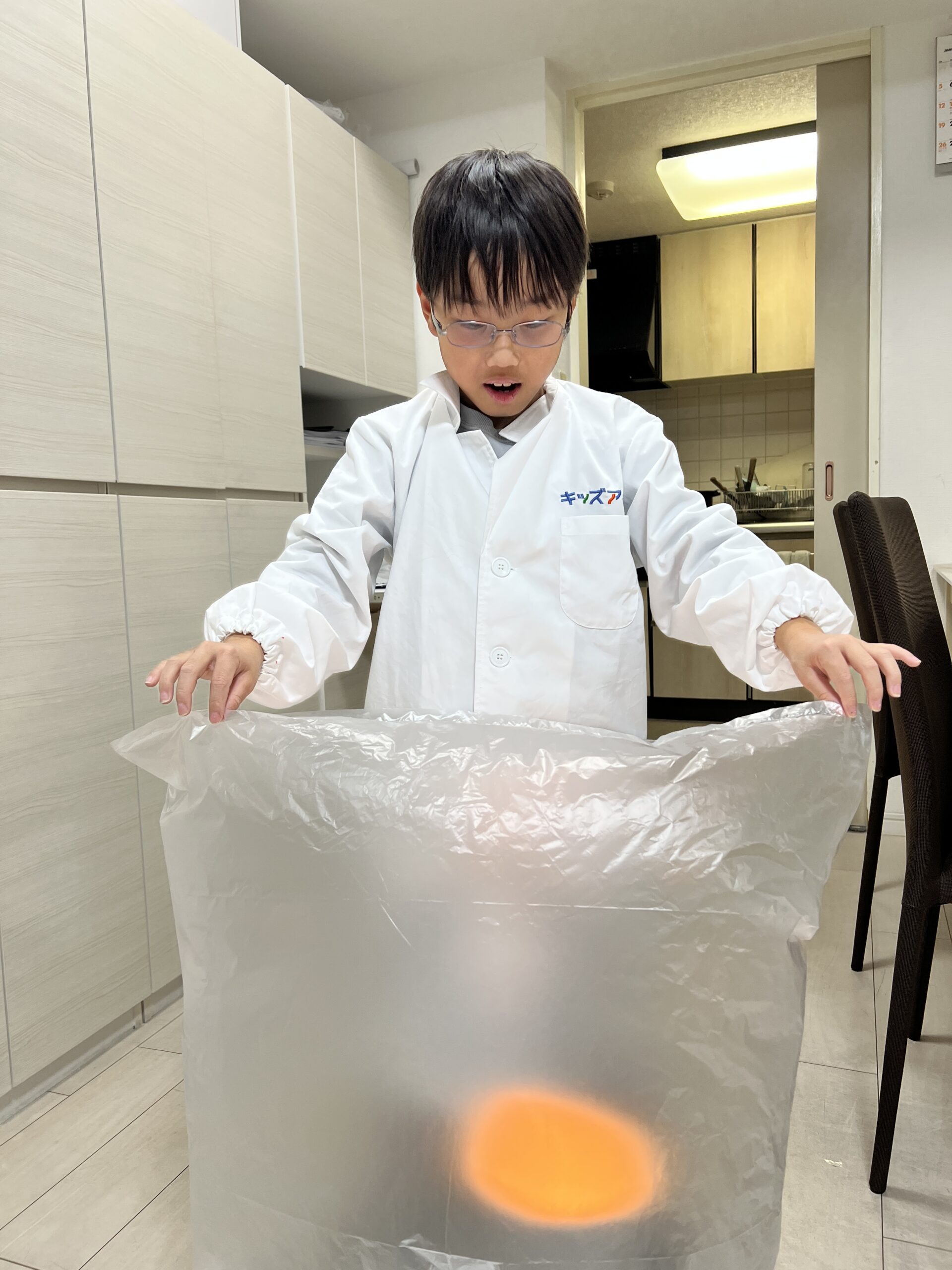 熱気球の実験をしている様子