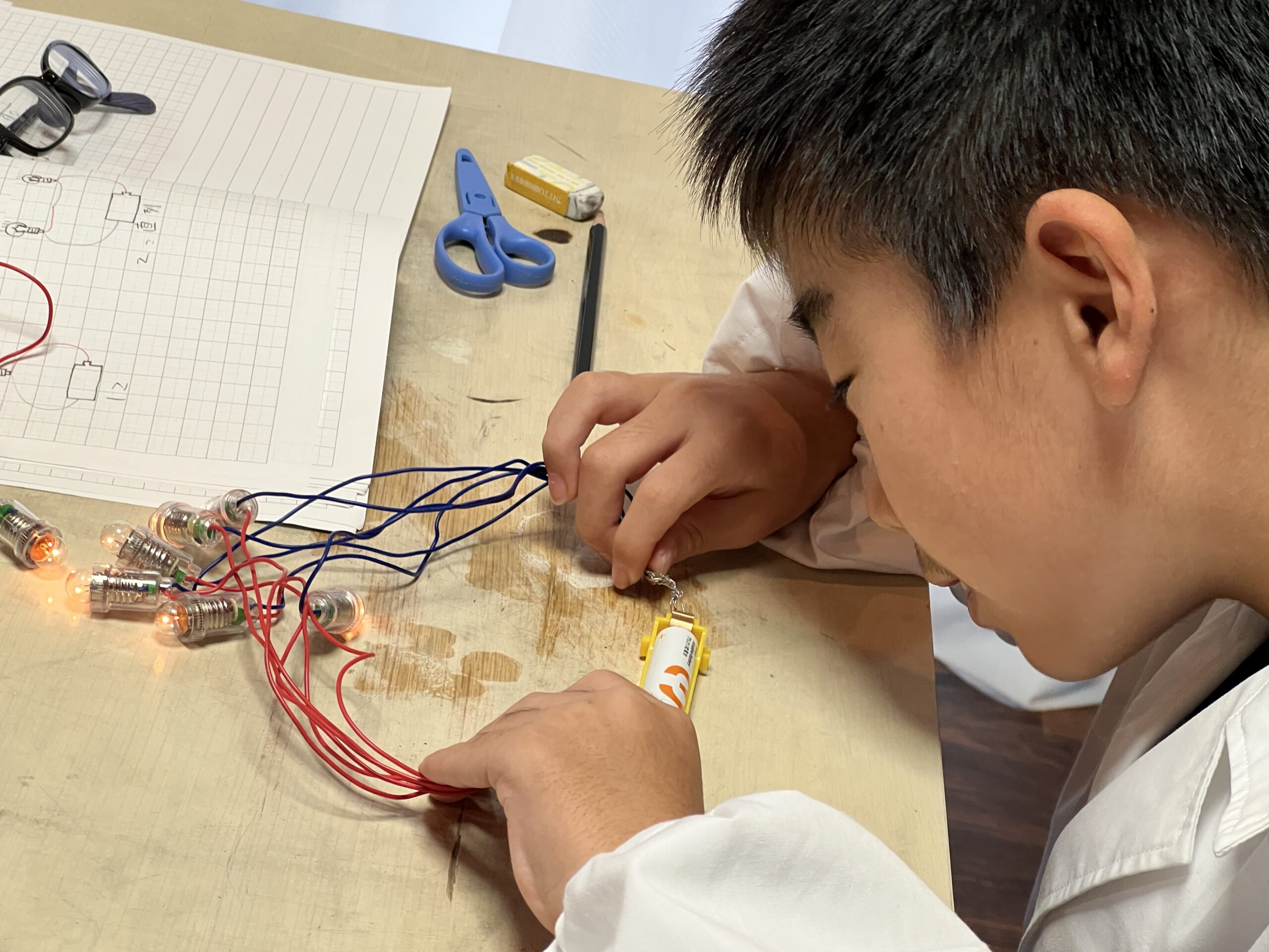 自分の手で実験を確かめている様子