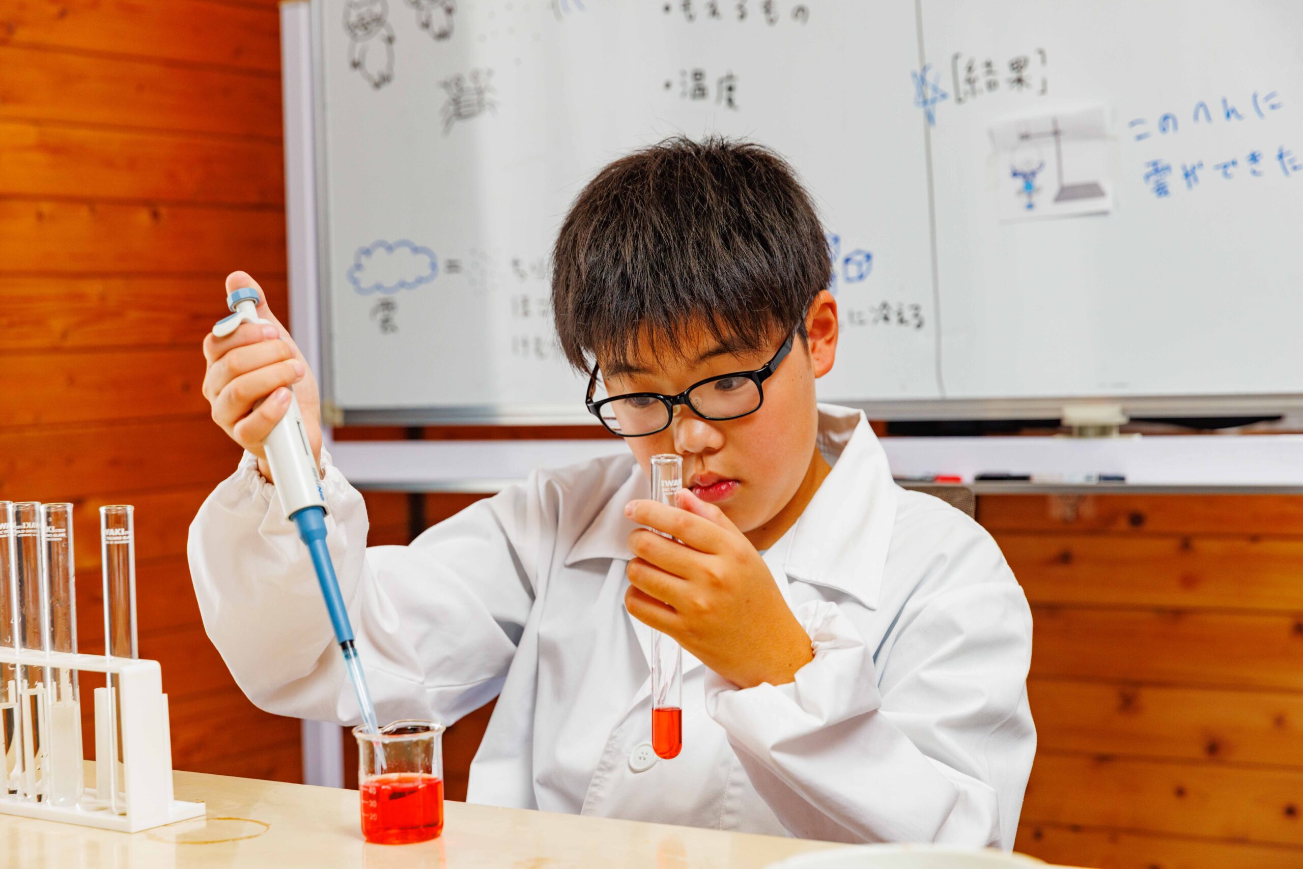 実験をよく見て考えている様子