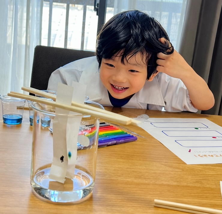 年長さんクラスで実験に取り組む子ども